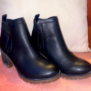 Korks NWOT black booties